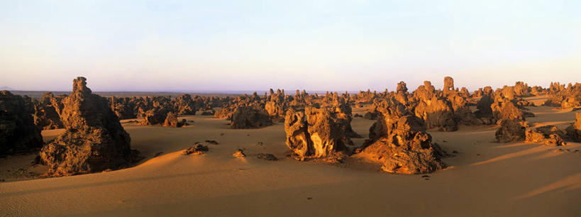 无人,横图,全景,室外,白天,正面,旅游,度假,石头,美景,日落,沙漠,天际线,非洲,利比亚,石子,景观,晚霞,霞光,落日,褐色,娱乐,自然,黄昏,享受,休闲,景色,彩霞,放松,自然风光,北非,阿非利加洲,撒哈拉沙漠,夕照,薄暮,撒哈拉大沙漠,大漠,砂漠,石块,岩石,夕阳,彩图,傍晚,阿杰尔塔西里高原,塔西利,斜阳