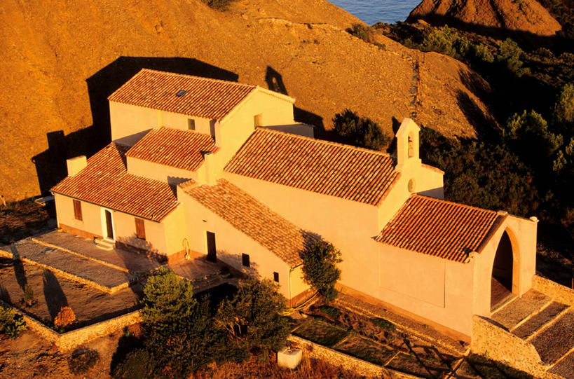 无人,教堂,横图,俯视,航拍,室外,白天,旅游,度假,马赛,石头,名胜古迹,日落,植物,楼梯,标志建筑,地标,建筑,法国,欧洲,节日,遗迹,石子,阶梯,墙,屋顶,晚霞,霞光,悬崖,落日,褐色,顶棚,古迹,文化,文物,娱乐,建设,古建筑,墙壁,墙面,台阶,树,树木,绿色,自然,黄昏,祈祷,享受,休闲,健康,旅游胜地,彩霞,放松,许愿,宗教,信仰,生长,成长,纪念,祈求,西欧,普罗旺斯,鸟瞰,法兰西,信念,古文明,法兰西共和国,首府,法兰西第五共和国,绝壁,普罗旺斯省,夕照,薄暮,普罗旺斯.阿尔卑斯.蓝色海岸,普罗旺斯.阿尔卑斯.蓝色海岸大区,平安,石块,岩石,夕阳,彩图,高角度拍摄,傍晚,大教堂,礼拜堂,圣母加德大教堂,斜阳