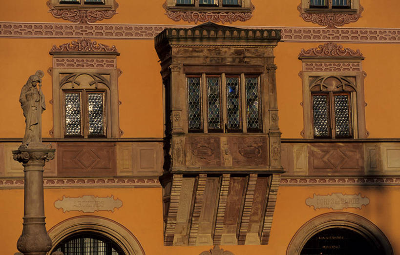 无人,家,横图,室外,白天,正面,度假,美景,窗户,门,城市风光,城市,喷泉,法国,欧洲,阴影,光线,影子,房屋,墙,屋子,景观,褐色,文化,娱乐,楼房,玻璃窗,墙壁,墙面,住宅,阳光,门框,品味,享受,休闲,景色,放松,阿尔萨斯,西欧,法兰西,水景,法兰西共和国,美观,法兰西第五共和国,阿尔萨斯大区,设计,彩图,房子,下莱茵省,奥贝尔奈