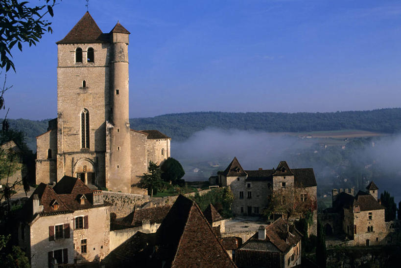 无人,家,教堂,横图,室外,白天,正面,旅游,度假,草地,草坪,名胜古迹,植物,雾,标志建筑,地标,建筑,法国,欧洲,阴影,节日,朦胧,模糊,遗迹,时间,光线,时钟,影子,房屋,屋顶,屋子,钟楼,计时,顶棚,古迹,文化,文物,娱乐,建设,古建筑,楼房,住宅,草,树,树木,蓝色,绿色,蓝天,天空,阳光,自然,钟表,天,祈祷,享受,休闲,健康,表,旅游胜地,放松,许愿,宗教,信仰,生长,晴朗,成长,纪念,祈求,迷雾,西欧,法兰西,信念,古文明,万里无云,法兰西共和国,法兰西第五共和国,塔钟,南部.比利牛斯,洛特省,南部.比利牛斯大区,平安,钟,大雾,晴空,晴空万里,彩图,房子,大教堂,礼拜堂,圣西尔拉波皮耶