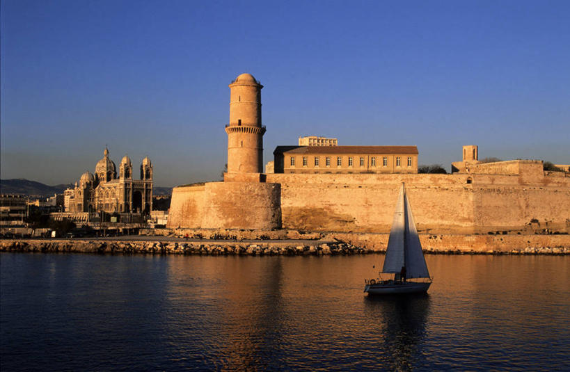 帆船,无人,教堂,横图,室外,白天,正面,旅游,度假,马赛,海浪,海洋,名胜古迹,日落,标志建筑,地标,建筑,船,法国,欧洲,一艘,波纹,飞溅,节日,遗迹,溅,液体,堡垒,城堡,墙,浪花,水滴,晚霞,霞光,落日,塔,古迹,文化,文物,娱乐,建设,古建筑,墙壁,墙面,水珠,灰色,水纹,海水,黄昏,船尾波,交通工具,波浪,祈祷,享受,休闲,健康,旅游胜地,彩霞,放松,许愿,宗教,信仰,纪念,祈求,西欧,要塞,喷洒,法兰西,载具,海景,信念,古文明,法兰西共和国,首府,法兰西第五共和国,夕照,薄暮,普罗旺斯.阿尔卑斯.蓝色海岸,普罗旺斯.阿尔卑斯.蓝色海岸大区,设防,罗讷河口省,罗讷河口,平安,大海,风浪,海,海水的波动,近岸浪,涌浪,夕阳,彩图,傍晚,大教堂,礼拜堂,斜阳