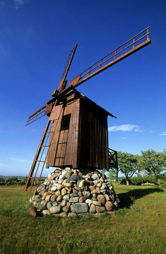 无人,竖图,室外,白天,仰视,旅游,度假,灌溉,草地,草坪,美景,植物,风车,欧洲,爱沙尼亚,阴影,环保,光线,木制,影子,墙,景观,云,云朵,云彩,娱乐,墙壁,墙面,草,树,树木,一个,蓝色,绿色,白云,蓝天,天空,阳光,自然,木制品,天,享受,休闲,景色,放松,生长,能源,晴朗,单个,成长,回收,资源,浇灌,荷兰风车,自然风光,利用,低碳,循环,东欧,磨坊,持续,爱沙尼亚共和国,萨列马岛,晴空,彩图,低角度拍摄,萨雷县