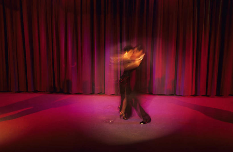 西方人,两个人,跳舞者,舞台,站,横图,室内,白天,侧面,晚礼服,西装,跳舞,欧洲,欧洲人,阴影,套装,正装,朦胧,模糊,光线,影子,灯光,职业装,相视,红色,站着,面对面,搭,帷幕,对视,互视,搭着,帷幔,相对,幕布,舞姿,幕帘,相看,帷幔布,男人,男性,年轻男性,年轻女性,女人,女性,白种人,舞蹈家,舞蹈演员,舞者,表演台,站立,彩图,全身,晚宴服,舞会服,洋服,洋装,夜礼服,舞蹈,追光