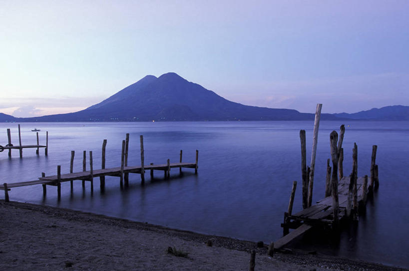 无人,栏杆,横图,室外,白天,正面,旅游,度假,日出,湖,湖泊,美景,山,山脉,水,太阳,危地马拉,木板,湖面,景观,山峰,水流,水面,围栏,桥,木桥,朝霞,晨曦,黎明,山峦,背光,娱乐,护栏,栈桥,阳光,自然,湖水,群山,享受,休闲,景色,放松,人行桥,木板桥,北美,北美洲,自然风光,美洲,逆光,北亚美利加洲,亚美利加洲,危地马拉共和国,瓜地马拉,阿蒂特兰湖,朝阳,彩图,卯时,破晓,日始