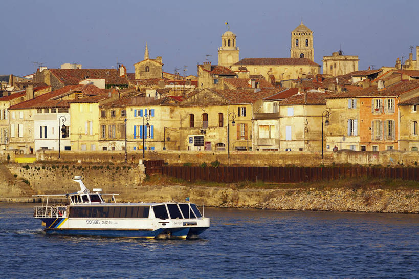 无人,家,横图,室外,白天,正面,度假,河流,美景,水,城市风光,城市,船,客轮,法国,欧洲,一艘,阴影,波纹,飞溅,溅,光线,液体,影子,房屋,墙,屋顶,屋子,河水,景观,水滴,水流,顶棚,娱乐,楼房,墙壁,墙面,住宅,水珠,蓝色,灰色,蓝天,水纹,天空,阳光,船尾波,交通工具,波浪,天,享受,休闲,景色,放松,晴朗,西欧,渡轮,喷洒,法兰西,客船,载具,万里无云,法兰西共和国,阿尔勒,法兰西第五共和国,罗纳河口,普罗旺斯.阿尔卑斯.蓝色海岸,普罗旺斯.阿尔卑斯.蓝色海岸大区,罗讷河口省,晴空,晴空万里,彩图,房子