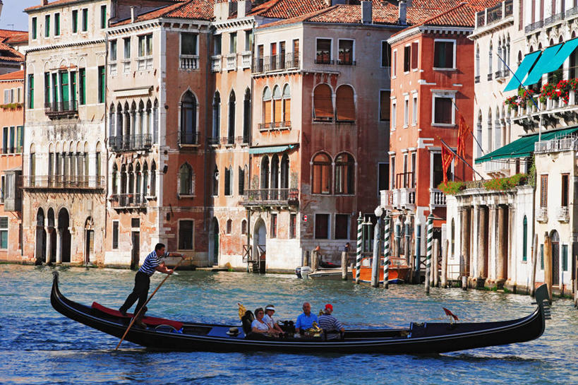 西方人,家,站,坐,横图,室外,白天,侧面,度假,河流,美景,水,窗户,门,城市风光,城市,船,意大利,欧洲,威尼斯,欧洲人,一排,一艘,许多,行人,游客,游人,阴影,波纹,飞溅,服装,朦胧,模糊,整齐,并列,并排,溅,光线,液体,影子,房屋,墙,屋子,河水,景观,水滴,水流,木船,很多,许多人,休闲装,娱乐,楼房,路人,旅客,玻璃窗,墙壁,墙面,住宅,水珠,排列,一个,衣服,灰色,水纹,阳光,船尾波,门框,交通工具,波浪,站着,一群人,享受,休闲,休闲服,景色,放松,服饰,单个,桨,舟,威尼托,队列,南欧,喷洒,载具,平行,贡多拉,威尼托大区,意大利共和国,首府,威内托,威内托大区,过客,公朵拉,男人,男性,年轻男性,年轻女性,女人,女性,白种人,站立,坐着,彩图,全身,房子