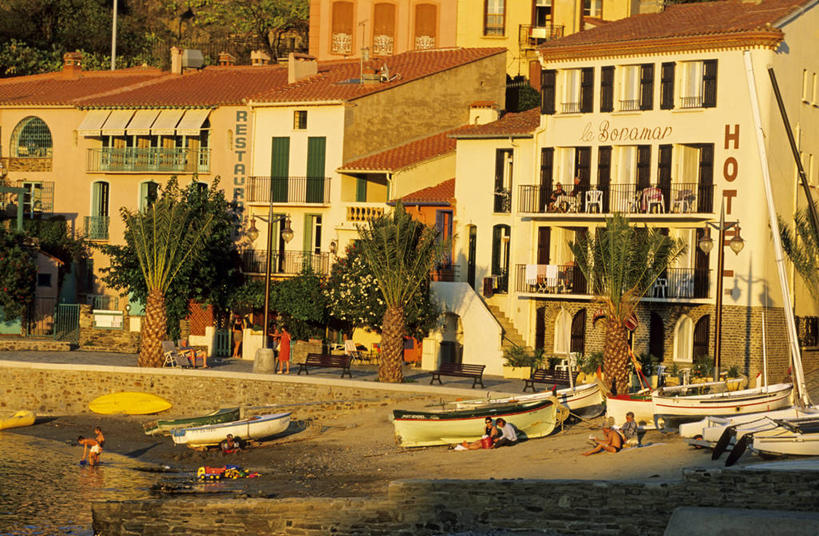 无人,家,横图,室外,白天,正面,度假,美景,日落,沙滩,植物,窗户,城市风光,城市,船,法国,欧洲,一排,许多,整齐,沙子,房屋,墙,屋顶,屋子,海岸,景观,晚霞,霞光,落日,木船,沙地,很多,顶棚,娱乐,楼房,玻璃窗,墙壁,墙面,住宅,树,树木,排列,绿色,白色,自然,黄昏,交通工具,享受,休闲,景色,彩霞,放松,生长,成长,舟,西欧,队列,法兰西,载具,法兰西共和国,法兰西第五共和国,夕照,薄暮,朗格多克.鲁西永,朗格多克.鲁西永大区,东比利牛斯省,海滩,夕阳,彩图,傍晚,房子,科利乌尔,斜阳