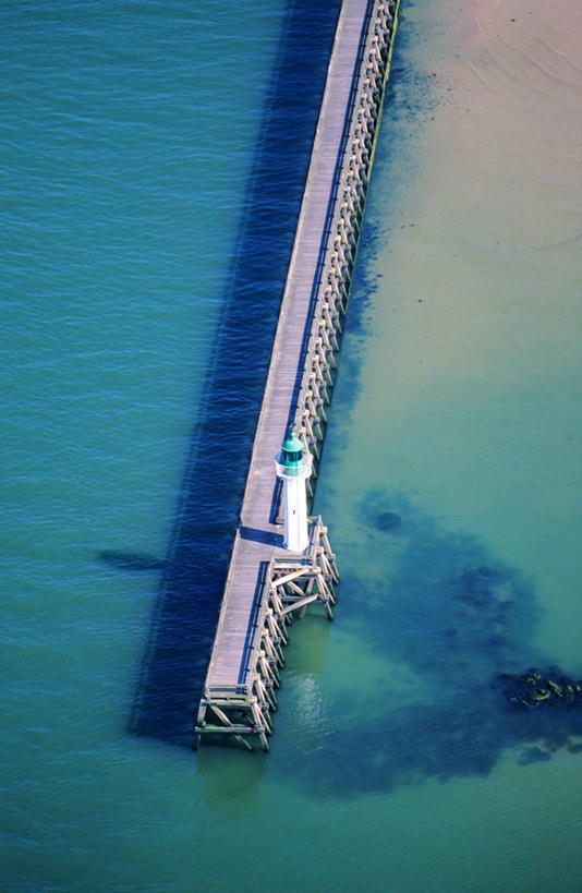 无人,竖图,俯视,航拍,室外,白天,旅游,度假,海浪,海洋,美景,法国,欧洲,阴影,光线,木板,影子,景观,浪花,桥,木桥,娱乐,栈桥,阳光,自然,海水,享受,休闲,景色,放松,人行桥,木板桥,西欧,鸟瞰,法兰西,自然风光,海景,法兰西共和国,法兰西第五共和国,多维尔,下诺曼底,下诺曼底大区,卡尔瓦多斯省,大海,风浪,海,海水的波动,近岸浪,涌浪,彩图,高角度拍摄,客店,客栈,旅店,旅馆,旅舍