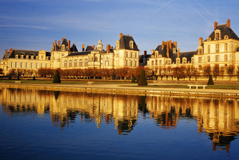 无人,横图,室外,白天,正面,旅游,度假,河流,名胜古迹,水,窗户,标志建筑,地标,建筑,法国,欧洲,一排,许多,阴影,遗迹,整齐,并列,并排,光线,影子,堡垒,城堡,墙,屋顶,河水,水流,云,云朵,很多,云彩,顶棚,古迹,文物,娱乐,建设,古建筑,玻璃窗,墙壁,墙面,排列,蓝色,灰色,白云,倒影,蓝天,天空,阳光,天,享受,休闲,旅游胜地,放松,晴朗,倒映,西欧,要塞,队列,法兰西,平行,古文明,法兰西共和国,法兰西第五共和国,法兰西岛,枫丹白露,枫丹白露宫,枫丹白露宫苑,枫丹白露镇,反照,法兰西岛大区,设防,塞纳.马恩省,晴空,彩图