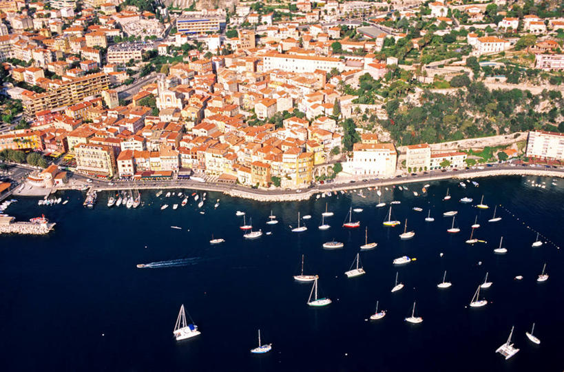 帆船,无人,家,横图,俯视,航拍,室外,白天,旅游,度假,海浪,海洋,美景,植物,城市风光,城市,建筑,船,法国,欧洲,许多,阴影,波纹,飞溅,溅,光线,液体,影子,房屋,屋顶,屋子,景观,浪花,水滴,公寓,建筑群,褐色,很多,顶棚,娱乐,建设,洋房,楼房,住宅,水珠,树,树木,排列,绿色,水纹,阳光,自然,海水,船尾波,交通工具,波浪,享受,休闲,景色,放松,生长,成长,西欧,鸟瞰,喷洒,法兰西,载具,海景,滨海阿尔卑斯,尼斯,法兰西共和国,省会,法兰西第五共和国,摆列,普罗旺斯.阿尔卑斯.蓝色海岸,普罗旺斯.阿尔卑斯.蓝色海岸大区,滨海阿尔卑斯省,大海,风浪,海,海水的波动,近岸浪,涌浪,彩图,高角度拍摄,房子,圣让卡弗尔拉,布列,分列