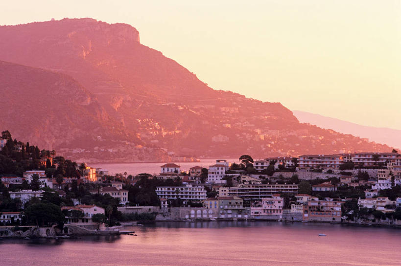 无人,家,横图,室外,白天,正面,旅游,度假,海浪,海洋,美景,日落,山,山脉,法国,欧洲,房屋,墙,屋子,景观,浪花,山峰,晚霞,霞光,落日,山峦,娱乐,楼房,墙壁,墙面,住宅,白色,自然,海水,黄昏,群山,享受,休闲,景色,彩霞,放松,西欧,法兰西,自然风光,海景,滨海阿尔卑斯,尼斯,法兰西共和国,省会,法兰西第五共和国,夕照,薄暮,普罗旺斯.阿尔卑斯.蓝色海岸,普罗旺斯.阿尔卑斯.蓝色海岸大区,滨海阿尔卑斯省,大海,风浪,海,海水的波动,近岸浪,涌浪,夕阳,彩图,傍晚,房子,圣让卡弗尔拉,斜阳