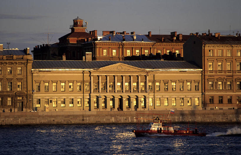 无人,家,横图,室外,白天,正面,旅游,度假,河流,日落,水,窗户,船,欧洲,俄罗斯,亚洲,一艘,许多,波纹,飞溅,溅,液体,柱子,房屋,墙,屋顶,屋子,河水,水滴,水流,晚霞,霞光,落日,游艇,很多,顶棚,娱乐,楼房,玻璃窗,墙壁,墙面,住宅,水珠,灰色,水纹,黄昏,船尾波,交通工具,波浪,享受,休闲,彩霞,放松,喷洒,载具,首府,圣彼得堡,涅瓦河,俄联邦,俄罗斯联邦,彼得格勒,列宁格勒,列宁格勒州,圣彼得堡市,夕照,薄暮,夕阳,彩图,傍晚,房子,拉多加湖,斜阳