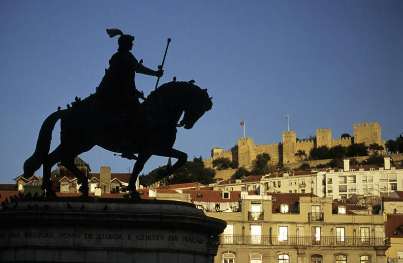 西方人,一个人,无人,坐,横图,室外,白天,仰视,旅游,度假,竞争,名胜古迹,标志建筑,地标,建筑,马,野生动物,帽子,雕塑,葡萄牙,欧洲,欧洲人,仅一个男性,仅一个人,对抗,握,阴影,遗迹,艺术,装饰,冲突,光线,雕刻,雕像,头盔,影子,堡垒,城堡,墙,屋顶,首都,背光,顶棚,古迹,破坏,文物,娱乐,建设,古建筑,里斯本,墙壁,墙面,仅一个年轻男性,一个,蓝色,灰色,蓝天,天空,阳光,动物,安全帽,工艺品,天,享受,休闲,武器,旅游胜地,放松,战争,握着,运输,牲畜,晴朗,单个,纪念,美术,损坏,攻击,威胁,要塞,对立,矛盾,南欧,兵器,主题,防御,逆光,长矛,陈列,古文明,万里无云,功能,美学,敌对,挫败,斗争,抗拒,抗衡,杀伤,威慑,葡萄牙共和国,圣乔治城堡,设防,危险,男人,男性,年轻男性,白种人,晴空,晴空万里,坐着,彩图,低角度拍摄,全身,圣若热城堡