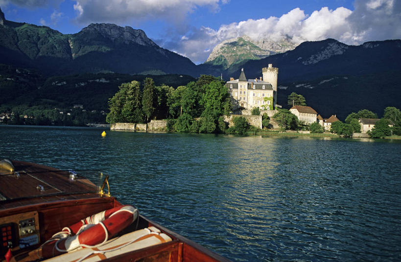 游泳,无人,横图,室外,白天,正面,旅游,度假,湖,湖泊,美景,山,山脉,水,船,法国,欧洲,一艘,阴影,波纹,飞溅,溅,光线,救生圈,液体,影子,塑料,堡垒,城堡,墙,湖面,景观,山峰,水滴,水流,水面,云,云朵,木船,山峦,云彩,娱乐,墙壁,墙面,水珠,一个,蓝色,灰色,白云,倒影,蓝天,水纹,天空,阳光,自然,塑料制品,游泳圈,船尾波,交通工具,波浪,湖水,群山,天,享受,休闲,景色,放松,充气,晴朗,单个,倒映,舟,救生,西欧,要塞,喷洒,法兰西,自然风光,载具,法兰西共和国,法兰西第五共和国,泅水,反照,上萨瓦省,上萨瓦,设防,晴空,彩图,罗讷.阿尔卑斯,罗讷.阿尔卑斯大区