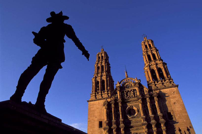 西方人,一个人,无人,教堂,站,横图,室外,白天,仰视,度假,美景,城市风光,城市,帽子,雕塑,墨西哥,欧洲,欧洲人,仅一个男性,仅一个人,指,阴影,节日,艺术,装饰,光线,雕刻,雕像,影子,柱子,墙,景观,褐色,背光,指点,文化,娱乐,墙壁,墙面,仅一个年轻男性,一个,蓝色,蓝天,天空,阳光,遮阳帽,工艺品,天,祈祷,站着,享受,休闲,健康,景色,放松,许愿,宗教,信仰,晴朗,单个,纪念,祈求,美术,北美,北美洲,指向,主题,美洲,逆光,陈列,信念,万里无云,功能,美学,北亚美利加洲,亚美利加洲,墨西哥合众国,仙人掌王国,奇瓦瓦,奇瓦瓦州,平安,男人,男性,年轻男性,白种人,晴空,晴空万里,站立,彩图,低角度拍摄,全身,大教堂,礼拜堂,拟人