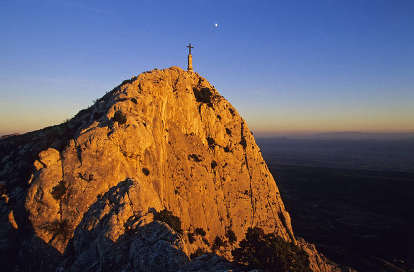 无人,横图,室外,白天,正面,旅游,度假,石头,美景,日落,山,山脉,法国,欧洲,阴影,节日,光线,十字架,石子,影子,景观,山峰,晚霞,霞光,落日,山峦,文化,娱乐,阳光,自然,黄昏,群山,祈祷,享受,休闲,健康,景色,彩霞,放松,许愿,宗教,信仰,纪念,祈求,基督教,西欧,天主教,法兰西,自然风光,法兰西共和国,法兰西第五共和国,夕照,薄暮,普罗旺斯.阿尔卑斯.蓝色海岸,普罗旺斯.阿尔卑斯.蓝色海岸大区,罗讷河口省,罗讷河口,平安,石块,岩石,夕阳,彩图,傍晚,斜阳,圣维克多山