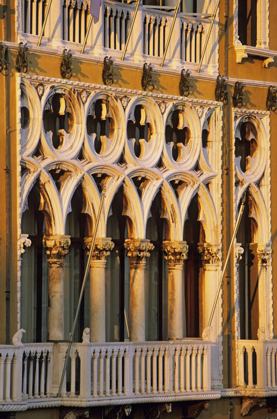 无人,宫殿,露台,竖图,室外,白天,正面,旅游,度假,名胜古迹,阳台,标志建筑,地标,建筑,意大利,欧洲,威尼斯,一排,阴影,遗迹,整齐,光线,影子,柱子,古迹,文物,娱乐,建设,古建筑,排列,阳光,享受,休闲,旅游胜地,放松,宫廷,威尼托,队列,南欧,古文明,威尼托大区,意大利共和国,首府,王宫,威内托,威内托大区,威尼斯总督府,威尼斯公爵府,总督府,彩图,皇宫,露天阳台