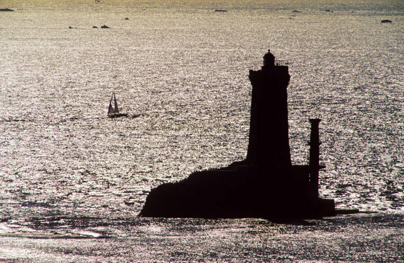 帆船,无人,横图,室外,白天,正面,旅游,度假,海浪,海洋,美景,日落,道路,船,法国,欧洲,阴影,光线,信息,影子,景观,浪花,晚霞,霞光,落日,灯塔,交通,背光,方向,娱乐,阳光,自然,海水,黄昏,交通工具,享受,休闲,景色,彩霞,放松,引导,指引,布列塔尼,西欧,法兰西,自然风光,载具,逆光,海景,法兰西共和国,法兰西第五共和国,航标,夕照,薄暮,菲尼斯泰尔省,布列塔尼地区,非尼斯泰尔省,大海,风浪,海,海水的波动,近岸浪,涌浪,夕阳,彩图,傍晚,导航,斜阳