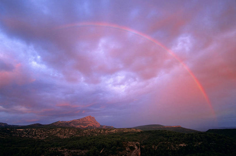 无人,横图,室外,白天,正面,旅游,度假,彩虹,石头,美景,日落,山,山脉,法国,欧洲,石子,景观,山峰,晚霞,霞光,落日,山峦,娱乐,自然,黄昏,群山,享受,休闲,景色,彩霞,放松,西欧,法兰西,自然风光,法兰西共和国,法兰西第五共和国,夕照,薄暮,普罗旺斯.阿尔卑斯.蓝色海岸,普罗旺斯.阿尔卑斯.蓝色海岸大区,罗讷河口省,罗讷河口,石块,岩石,虹,虹桥,七彩虹,天虹,夕阳,彩图,傍晚,斜阳,圣维克多山