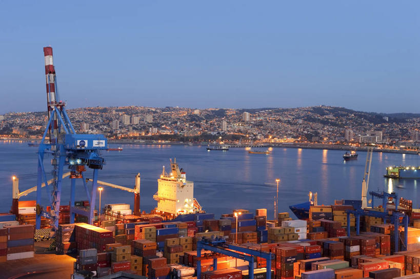 无人,家,横图,俯视,室外,夜晚,度假,技术,海浪,海洋,美景,城市风光,城市,建筑,路灯,照明,智利,阴影,光线,影子,房屋,屋子,景观,浪花,公寓,灯光,娱乐,设备,洋房,楼房,住宅,灯,施工,蓝色,蓝天,天空,海水,天,享受,休闲,机械,起重机,景色,南美,放松,照亮,工程,南美洲,照明设备,拉丁美洲,美洲,海景,首府,亚美利加洲,南亚美利加洲,智利共和国,瓦尔帕莱索,瓦尔帕莱索大区,大海,风浪,海,海水的波动,近岸浪,涌浪,彩图,高角度拍摄,房子