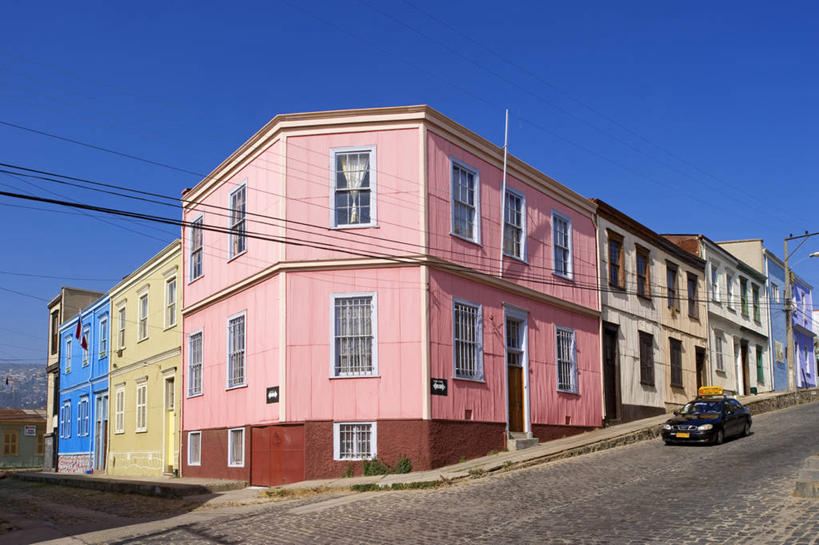 无人,家,横图,室外,白天,仰视,度假,美景,窗户,城市风光,城市,道路,路,公路,汽车,智利,一辆,阴影,电力,光线,电线,线,影子,房屋,墙,屋子,景观,电能,交通,线路,娱乐,楼房,玻璃窗,墙壁,墙面,住宅,车,蓝色,蓝天,天空,阳光,交通工具,轿车,天,享受,休闲,景色,南美,放松,晴朗,电,电源,电源线,南美洲,拉丁美洲,载具,美洲,能量,万里无云,首府,亚美利加洲,南亚美利加洲,智利共和国,瓦尔帕莱索,瓦尔帕莱索大区,晴空,晴空万里,马路,彩图,低角度拍摄,房子