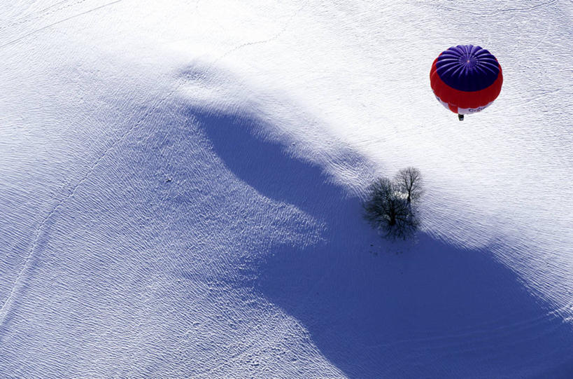 无人,横图,俯视,航拍,室外,白天,旅游,度假,美景,山,雪,雪山,植物,大雪,法国,欧洲,阴影,飞行,光线,影子,冰,积雪,景观,山峰,雪景,冬季,冬天,交通,山峦,娱乐,航空,树,树木,绿色,阳光,自然,热气球,交通工具,享受,休闲,景色,放松,寒冷,运输,生长,成长,冰冷,西欧,鸟瞰,法兰西,自然风光,载具,法兰西共和国,法兰西第五共和国,严寒,冰凉,酷寒,凛冽,凛凛,极冷,上萨瓦省,上萨瓦,梅杰夫,彩图,高角度拍摄,罗讷.阿尔卑斯,罗讷.阿尔卑斯大区