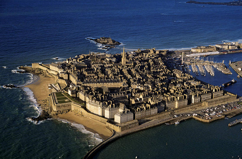 无人,家,横图,俯视,航拍,室外,白天,旅游,度假,海浪,海洋,美景,沙滩,树林,植物,城市风光,城市,建筑,法国,欧洲,阴影,光线,沙子,影子,房屋,屋子,海岸,景观,浪花,公寓,沙地,娱乐,建设,洋房,楼房,住宅,树,树木,绿色,阳光,自然,海水,享受,休闲,景色,放松,生长,成长,布列塔尼,西欧,圣马洛,鸟瞰,法兰西,海景,法兰西共和国,首府,法兰西第五共和国,布列塔尼地区,伊勒.维莱讷省,大海,风浪,海,海水的波动,海滩,近岸浪,涌浪,彩图,高角度拍摄,房子,圣马洛区,圣马罗