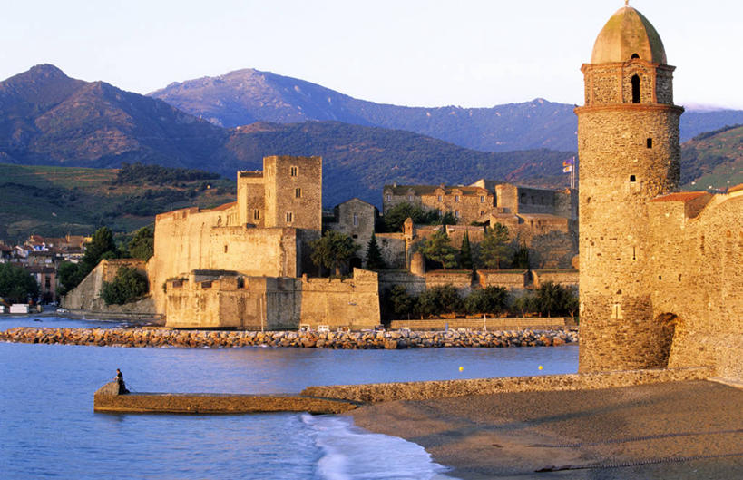 无人,家,教堂,横图,室外,白天,正面,旅游,度假,海浪,海洋,石头,名胜古迹,山,山脉,植物,标志建筑,地标,建筑,法国,欧洲,阴影,节日,遗迹,光线,石子,影子,堡垒,城堡,房屋,屋子,浪花,山峰,山峦,古迹,文化,文物,娱乐,建设,古建筑,楼房,住宅,树,树木,蓝色,绿色,蓝天,天空,阳光,自然,海水,群山,天,祈祷,享受,休闲,健康,旅游胜地,放松,许愿,宗教,信仰,生长,晴朗,成长,纪念,祈求,基督教,西欧,要塞,天主教,法兰西,海景,信念,古文明,万里无云,法兰西共和国,法兰西第五共和国,朗格多克.鲁西永,朗格多克.鲁西永大区,设防,东比利牛斯省,平安,大海,风浪,海,海水的波动,近岸浪,石块,岩石,涌浪,晴空,晴空万里,彩图,房子,大教堂,礼拜堂,科利乌尔