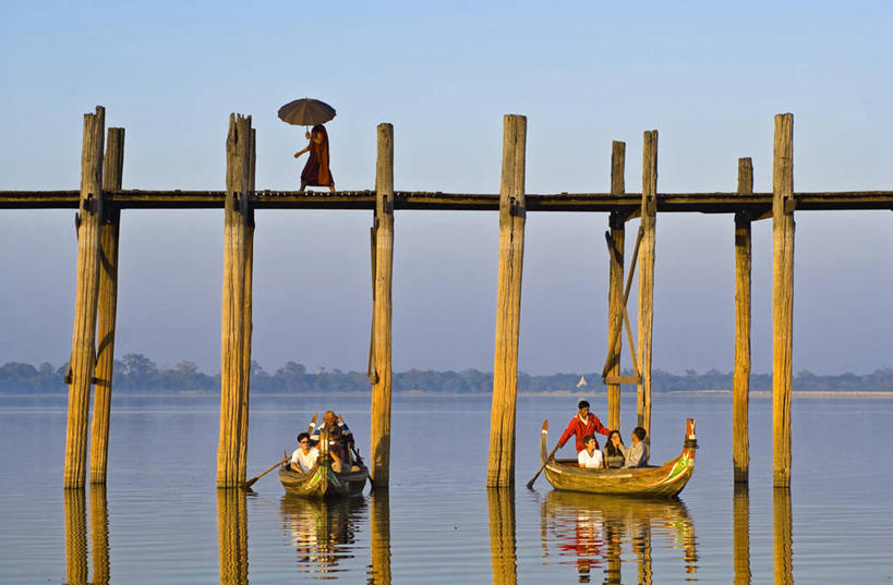 划船,东方人,栏杆,站,坐,横图,室外,白天,正面,旅游,度假,河流,美景,水,船,缅甸,亚洲,一把,阴影,服装,光线,木板,伞,影子,雨伞,河水,景观,水流,围栏,桥,木船,木桥,许多人,注视,黄种人,娱乐,阳伞,护栏,栈桥,衣服,蓝色,蓝天,天空,阳光,自然,交通工具,天,观察,看,站着,一群人,享受,休闲,景色,放松,服饰,东南亚,晴朗,观看,人行桥,木板桥,察看,舟,衣着,穿着,关注,自然风光,载具,独木舟,万里无云,缅甸联邦,衣饰,独木船,荡舟,曼德勒省,阿马拉布拉古城,男人,男性,年轻男性,年轻女性,女人,女性,亚洲人,晴空,晴空万里,站立,坐着,彩图,全身