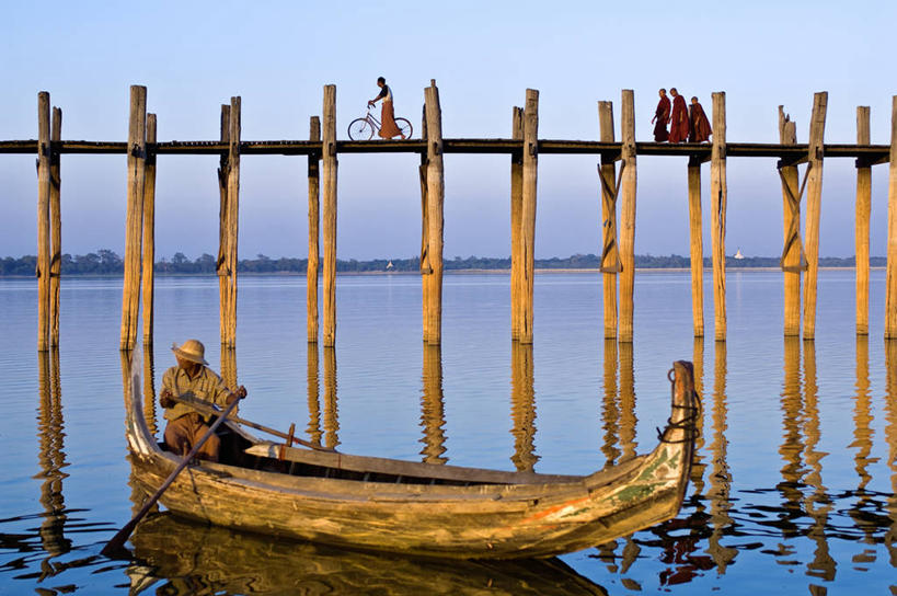 划船,东方人,坐,走,横图,室外,白天,正面,民族服装,旅游,度假,河流,美景,水,船,自行车,缅甸,亚洲,一辆,握,阴影,波纹,飞溅,溅,光线,木制,船桨,木板,头巾,液体,影子,河水,景观,水滴,水流,桥,木船,木桥,许多人,注视,黄种人,娱乐,栈桥,车,脚踏车,水珠,水纹,天空,阳光,自然,木制品,船尾波,交通工具,波浪,天,观察,看,一群人,享受,休闲,景色,放松,握着,东南亚,观看,人行桥,木板桥,察看,舟,关注,喷洒,自然风光,载具,独木舟,缅甸联邦,独木船,荡舟,曼德勒省,阿马拉布拉古城,男人,男性,年轻男性,年轻女性,女人,女性,亚洲人,步行,走路,坐着,彩图,全身,传统服装,民俗服