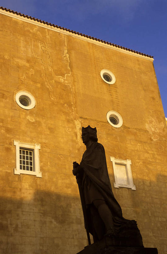 西方人,一个人,无人,站,竖图,室外,白天,仰视,旅游,度假,窗户,标志建筑,地标,建筑,雕塑,西班牙,欧洲,欧洲人,仅一个男性,仅一个人,仅一个中年男性,握,阴影,艺术,装饰,光线,雕刻,雕像,影子,百叶窗,墙,背光,注视,娱乐,建设,墙壁,墙面,蓝色,蓝天,天空,阳光,工艺品,天,观察,看,站着,享受,休闲,旅游胜地,放松,握着,晴朗,观看,纪念,美术,察看,关注,南欧,主题,逆光,陈列,万里无云,西班牙王国,功能,美学,巴利阿里群岛,巴利阿里,男人,男性,中年男性,白种人,晴空,晴空万里,站立,半身,彩图,低角度拍摄,马翁