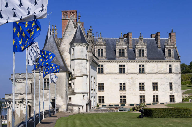 无人,横图,室外,白天,正面,旅游,度假,草地,草坪,树林,植物,窗户,标志建筑,地标,建筑,旗帜,国旗,法国,欧洲,一排,阴影,整齐,并列,并排,飘扬,光线,影子,堡垒,城堡,娱乐,建设,玻璃窗,草,树,树木,排列,蓝色,绿色,蓝天,天空,阳光,自然,天,享受,休闲,旅游胜地,放松,生长,晴朗,成长,飘逸,西欧,要塞,队列,法兰西,飞扬,平行,万里无云,法兰西共和国,法兰西第五共和国,设防,安德尔.卢瓦尔省,中央大区,昂布瓦斯,旗,晴空,晴空万里,彩图,昂布瓦斯城堡