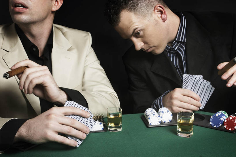 葡萄酒,西方人,两个人,坐,横图,室内,白天,正面,衬衫,西装,游戏,赌博,贪欲,竞争,桌子,杯子,香烟,纸牌,玩具,扑克,欧洲,欧洲人,许多,握,套装,正装,木制,领带,酒类,很多,拿,玩,茶几,拿着,扭头,职业装,娱乐,刺激,玻璃制品,酒,饮料,木制品,水杯,转头,休闲,雪茄,烟,握着,活动,赌注,发泄,消遣,智力,赌具,偷窥,投机,侥幸,欲望,宣泄,窃看,窃视,男人,男性,中年男性,白种人,玻璃杯,卷烟,烟草,纸烟,玩耍,嬉戏,坐着,半身,彩图,衬衣,胜负,输赢