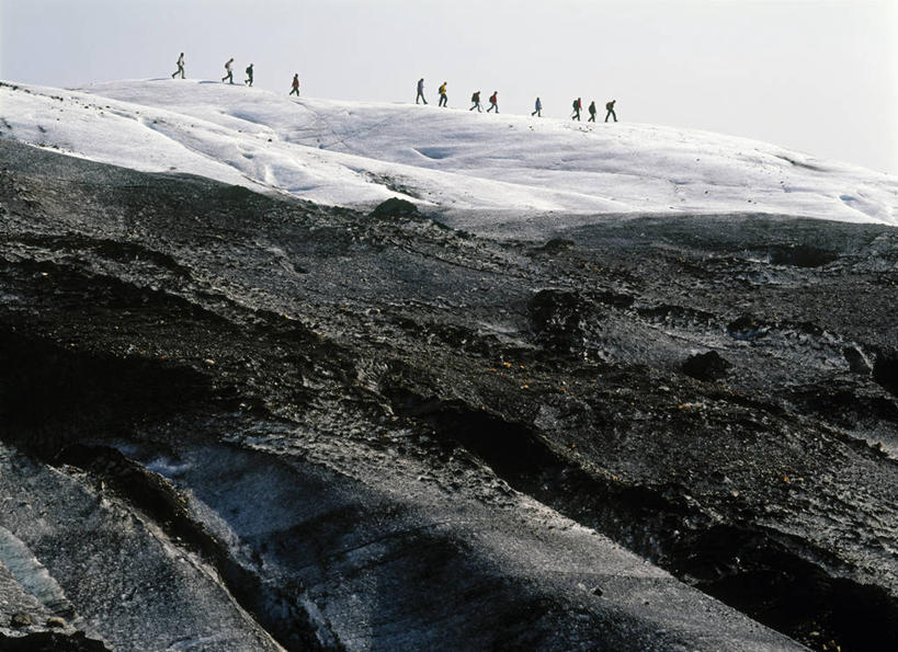 西方人,站,走,横图,室外,白天,仰视,旅游,探险,石头,山,雪,雪山,大雪,欧洲,欧洲人,阴影,光线,石子,影子,冰,积雪,山峰,雪景,冬季,冬天,山峦,许多人,刺激,蓝色,蓝天,天空,阳光,天,站着,一群人,享受,休闲,寒冷,晴朗,冰冷,惊险,户外运动,考察,万里无云,严寒,冰凉,酷寒,凛冽,凛凛,极冷,冒险,男人,男性,年轻男性,年轻女性,女人,女性,白种人,石块,岩石,晴空,晴空万里,步行,散步,站立,走路,半身,彩图,低角度拍摄