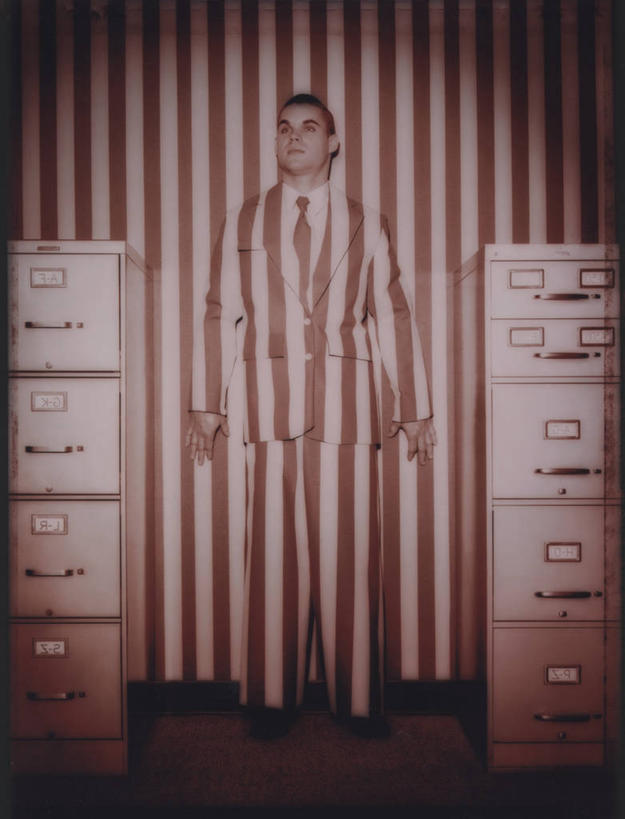 西方人,一个人,站,竖图,室内,白天,正面,柜子,欧洲,欧洲人,仅一个男性,仅一个人,一堆,许多,堆叠,堆积,服装,朦胧,模糊,材料,档案,文件,墙,注视,休闲装,墙壁,墙面,仅一个年轻男性,衣服,资料,观察,看,站着,休闲,休闲服,服饰,观看,堆,察看,关注,文档,伪装,档案柜,假装,男人,男性,年轻男性,白种人,站立,彩图,全身