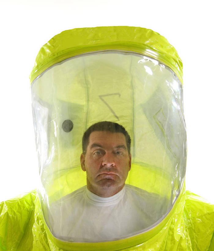 西方人,脸,头,脸颊,脖子,一个人,站,竖图,室内,特写,白天,白色背景,正面,安全,欧洲,欧洲人,仅一个男性,仅一个人,仅一个中年男性,防护,注视,肩膀,观察,看,站着,摄影,影棚,观看,保护,察看,关注,保险,保护服,保全,周全,安稳,安定,平安,男人,男性,中年男性,白种人,头部,脖,颈,颈部,脸部,脸蛋,面部,站立,半身,彩图,影棚拍摄,拍摄