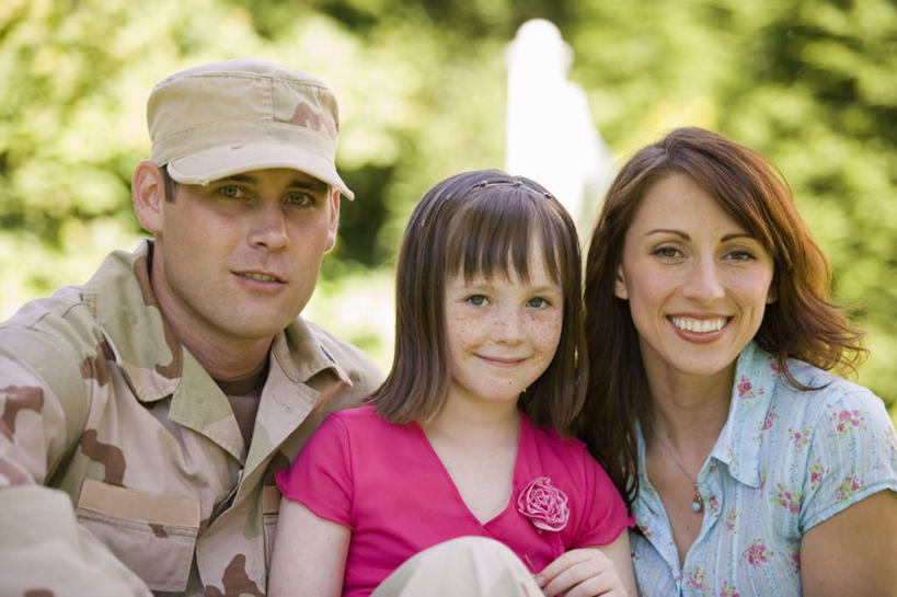 西方人,儿童,三个人,家庭,夫妻,母亲,父亲,女儿,坐,笑,微笑,露齿笑,横图,室外,白天,正面,制服,爱情,纯洁,植物,喷泉,欧洲,欧洲人,阴影,飞溅,服装,溅,光线,液体,影子,景观,水滴,浪漫,注视,休闲装,文化,水珠,树,树木,小孩,衣服,绿色,阳光,自然,观察,看,品味,休闲,温暖,温馨,父女,母女,三口之家,一家人,休闲服,恩爱,父爱,可爱,母爱,童年,童趣,恋人,服饰,生长,成长,观看,军人,和睦,察看,军装,关注,喷洒,军服,水景,童真,烂漫,无邪,美观,天真,男人,男性,年轻男性,年轻女性,女孩,女人,女性,白种人,孩子,年轻人,夫妇,情侣,设计,坐着,半身,彩图,伴侣,融洽,女生