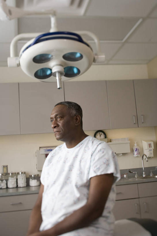 西方人,一个人,医院,坐,竖图,室内,白天,侧面,床,柜子,欧洲,非洲,黑人,欧洲人,仅一个男性,仅一个人,仅一个中年男性,服装,朦胧,模糊,罐子,水龙头,墙,床单,储物柜,注视,被子,开关,墙壁,墙面,玻璃制品,衣服,玻璃瓶,瓶子,打开,观察,看,服饰,单人床,观看,阀门,察看,手术灯,被单,开启,衣着,储存,穿着,关注,医疗机构,病号服,水咀,衣饰,储备,蕴藏,贮备,男人,男性,中年男性,非洲人,坐着,半身,彩图,病院,诊所,贮存