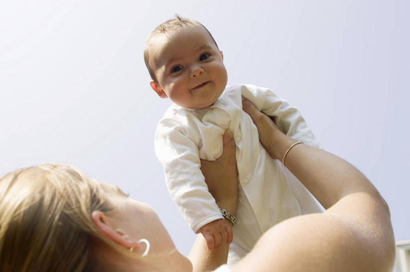 西方人,婴儿,儿童,头发,两个人,母亲,儿子,举,抱,笑,微笑,露齿笑,横图,室外,特写,白天,仰视,纯洁,欧洲,欧洲人,阴影,短裤,服装,光线,影子,注视,裸露,小孩,衣服,蓝色,蓝天,天空,天,观察,看,托,母子,金色,可爱,母爱,服饰,活泼,晴朗,抱着,观看,察看,搂着,衣着,穿着,关注,宝宝,裸,纯真,烂漫,无邪,洗礼,万里无云,衣饰,伶俐,天真,年轻女性,女人,女性,白种人,孩子,晴空,晴空万里,怀抱,举起,举手,举着,搂,搂抱,相抱,向上举,向上伸,向上托,拥抱,半身,彩图,低角度拍摄