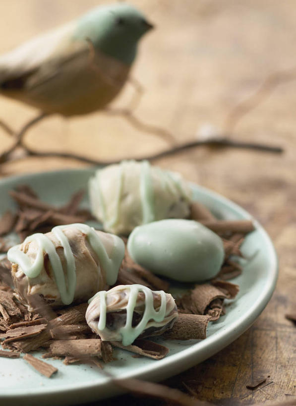 无人,竖图,俯视,室内,特写,白天,烹饪,西餐,餐桌,桌子,餐具,复活节,阴影,节日,朦胧,模糊,庆祝,装饰,光线,碟子,盘,影子,蛋,料理,食品,糖,糖果,甜点,甜品,文化,菜肴,美食,食物,一个,盘子,碟,甜食,巧克力,庆典,西式,佳肴,单个,餐台,纪念,朱古力,黑巧克力,华丽,修饰,点缀,彩蛋,复活节彩蛋,衬托,美观,雅致,雅观,彩图,高角度拍摄