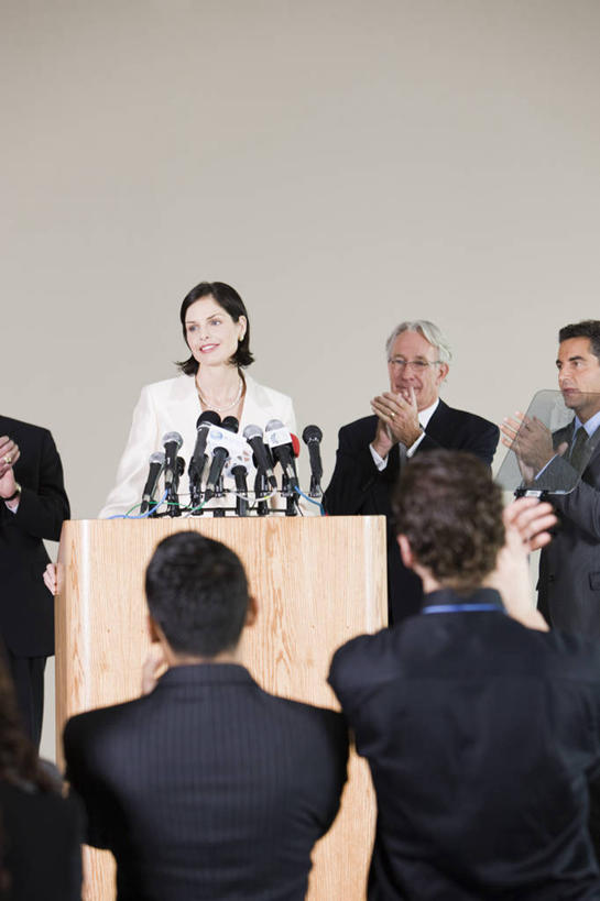 西方人,伙伴,朋友,商务人士,记者,商务男性,商务女性,站,笑,鼓掌,微笑,露齿笑,竖图,室内,白天,正面,衬衫,西装,友谊,合作,团队,项链,椅子,欧洲,欧洲人,套装,正装,领带,许多人,注视,职业装,装饰品,话筒,讲台,饰品,首饰,观察,看,演讲,站着,一群人,战略,观看,察看,麦克风,关注,扩音器,商务装,传声器,工薪阶层,采访,联合,合谋,微音器,配合,协作,男人,男性,女人,女性,中年男性,中年女性,白种人,白领,上班族,新闻工作者,新闻记者,拍手,站立,半身,彩图,衬衣,演说家