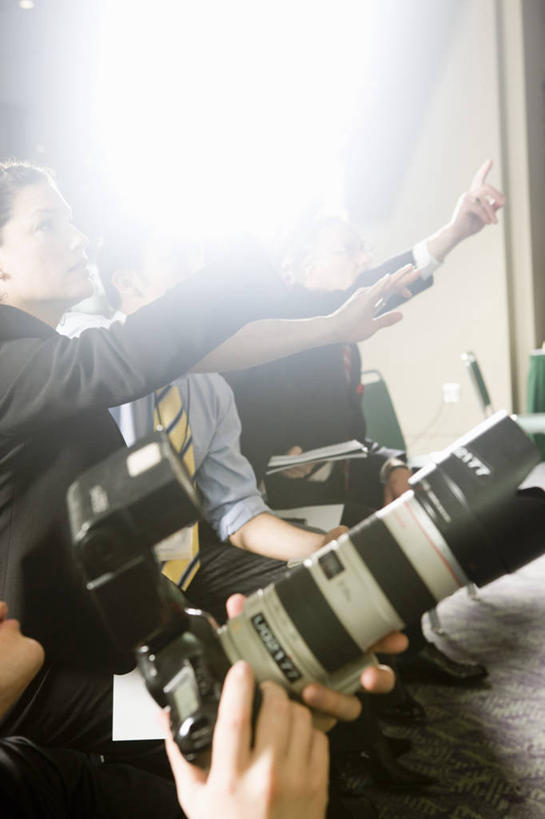 西方人,四个人,记者,坐,蹲,举,竖图,室内,白天,侧面,衬衫,西装,相机,欧洲,欧洲人,握,阴影,套装,正装,光线,影子,领带,背光,拿,拿着,注视,职业装,拍照,数码相机,观察,看,托,单反,握着,摄影,观看,单反相机,察看,关注,逆光,采访,男人,男性,女人,女性,中年男性,中年女性,白种人,新闻工作者,新闻记者,照相机,蹲着,举起,举手,举着,向上举,向上伸,向上托,坐着,半身,彩图,衬衣,照相