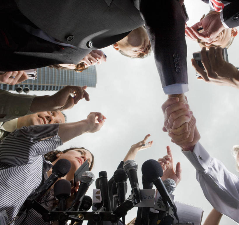 西方人,商务人士,记者,商务男性,商务女性,站,握手,说,横图,室外,白天,仰视,衬衫,西装,讨论,欧洲,欧洲人,阴影,套装,正装,光线,影子,领带,许多人,注视,职业装,蓝色,蓝天,天空,阳光,话筒,天,观察,看,演讲,站着,一群人,晴朗,观看,察看,麦克风,录音笔,关注,扩音器,政治,传声器,工薪阶层,采访,竞选,万里无云,微音器,记者会,记者招待会,交流,男人,男性,女人,女性,中年男性,中年女性,白种人,白领,上班族,新闻工作者,新闻记者,晴空,晴空万里,搀手,沟通,讲话,交谈,拉手,商讨,手搀手,手拉手,手牵手,手握手,说话,谈话,站立,半身,彩图,低角度拍摄,衬衣,演说家