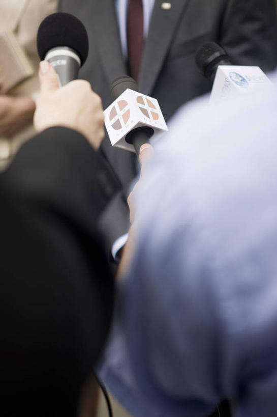 西方人,四个人,商务人士,记者,商务男性,商务女性,站,竖图,室内,白天,正面,衬衫,西装,欧洲,欧洲人,握,阴影,套装,正装,朦胧,模糊,光线,影子,领带,拿,拿着,注视,职业装,话筒,观察,看,演讲,站着,握着,观看,察看,麦克风,关注,扩音器,政治,传声器,工薪阶层,采访,竞选,微音器,记者会,记者招待会,男人,男性,女人,女性,中年男性,中年女性,白种人,白领,上班族,新闻工作者,新闻记者,站立,半身,彩图,衬衣,演说家