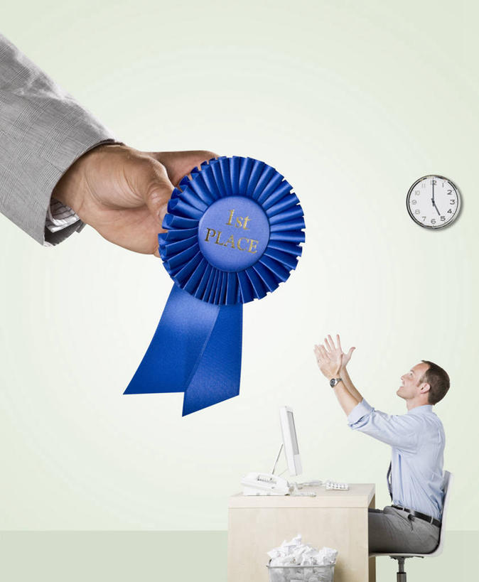 西方人,一个人,商务人士,商务男性,办公室,坐,举,竖图,室内,白天,正面,衬衫,西装,成功,胜利,电脑,显示器,鼠标,键盘,桌子,欧洲,欧洲人,仅一个男性,仅一个人,握,阴影,套装,正装,时间,光线,网络,英文,标志,时钟,文字,影子,字符,字母,办公桌,领带,拿,计时,拿着,职业装,输入设备,通讯设备,标识,仅一个年轻男性,蓝色,挂钟,钟表,托,表,台式电脑,光彩,握着,英文字母,纸篓,奖牌,奖章,通信设备,商务装,荣誉,奖品,工薪阶层,输出设备,胸章,荣耀,光荣,男人,男性,年轻男性,白种人,白领,上班族,钟,举起,举手,举着,向上举,向上伸,向上托,坐着,半身,彩图,衬衣