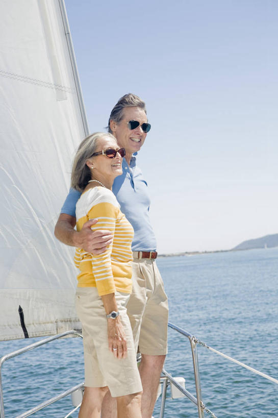 帆船,西方人,两个人,站,抱,笑,微笑,露齿笑,竖图,室内,白天,侧面,爱情,海浪,海洋,船,欧洲,欧洲人,阴影,服装,光线,墨镜,眼镜,影子,浪花,浪漫,注视,休闲装,衣服,蓝色,蓝天,天空,海水,太阳镜,太阳眼镜,交通工具,天,观察,看,站着,休闲,温暖,温馨,休闲服,遮阳镜,恩爱,恋人,服饰,晴朗,抱着,观看,和睦,察看,船舵,搂着,关注,载具,海景,万里无云,男人,男性,女人,女性,中年男性,中年女性,白种人,情侣,大海,风浪,海,海水的波动,近岸浪,涌浪,晴空,晴空万里,怀抱,搂,搂抱,相抱,拥抱,站立,半身,彩图,伴侣,融洽