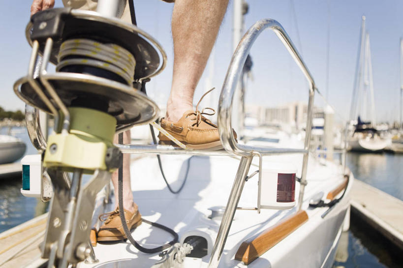 帆船,西方人,腿部,腿,一个人,横图,室外,特写,白天,正面,鞋,海浪,海洋,船,鞋子,欧洲,欧洲人,仅一个男性,仅一个人,阴影,光线,影子,浪花,皮革,黄色,蓝色,蓝天,天空,海水,交通工具,天,仅一个老年男性,晴朗,船舵,载具,海景,万里无云,老年男性,男人,男性,白种人,大海,风浪,海,海水的波动,近岸浪,涌浪,晴空,晴空万里,半身,彩图,皮鞋