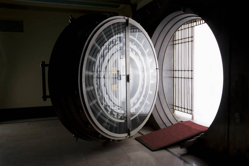 无人,银行,横图,室内,白天,正面,安全,地毯,门,静物,阴影,装饰,编织,光线,影子,手工艺品,防护,织物,锁,工艺品,门框,密码,保护,华丽,修饰,点缀,保险,私密,保全,周全,安稳,安定,防盗,衬托,美观,雅致,雅观,保险库,平安,彩图