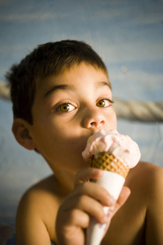 西方人,儿童,脖子,手,一个人,竖图,室外,特写,白天,正面,纯洁,爆炸,欧洲,欧洲人,仅一个男性,仅一个人,握,阴影,光线,影子,云,云朵,冰激凌,清凉,拿,云彩,拿着,注视,肩膀,小孩,蓝色,白云,蓝天,天空,阳光,冷饮,天,观察,看,仅一个小孩,舒服,手部,冰淇淋,可爱,童年,童趣,握着,晴朗,观看,单手,解暑,察看,关注,解渴,雪糕,童真,烂漫,无邪,舒爽,投弹,摧毁,炸毁,冰糕,消暑,天真,男孩,男人,男性,白种人,孩子,脖,颈,颈部,晴空,半身,彩图,男生