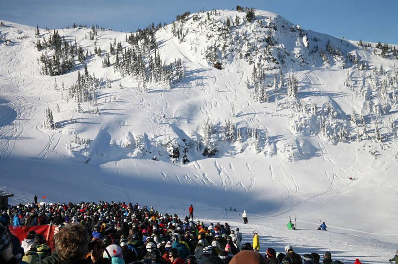 横图,俯视,室外,白天,旅游,度假,山,雪,地形,许多人,娱乐,自然,一群人,享受,休闲,滑雪场,放松,寒冷,摄影,群众,常绿树,惠斯勒,滑雪运动,彩图,高角度拍摄